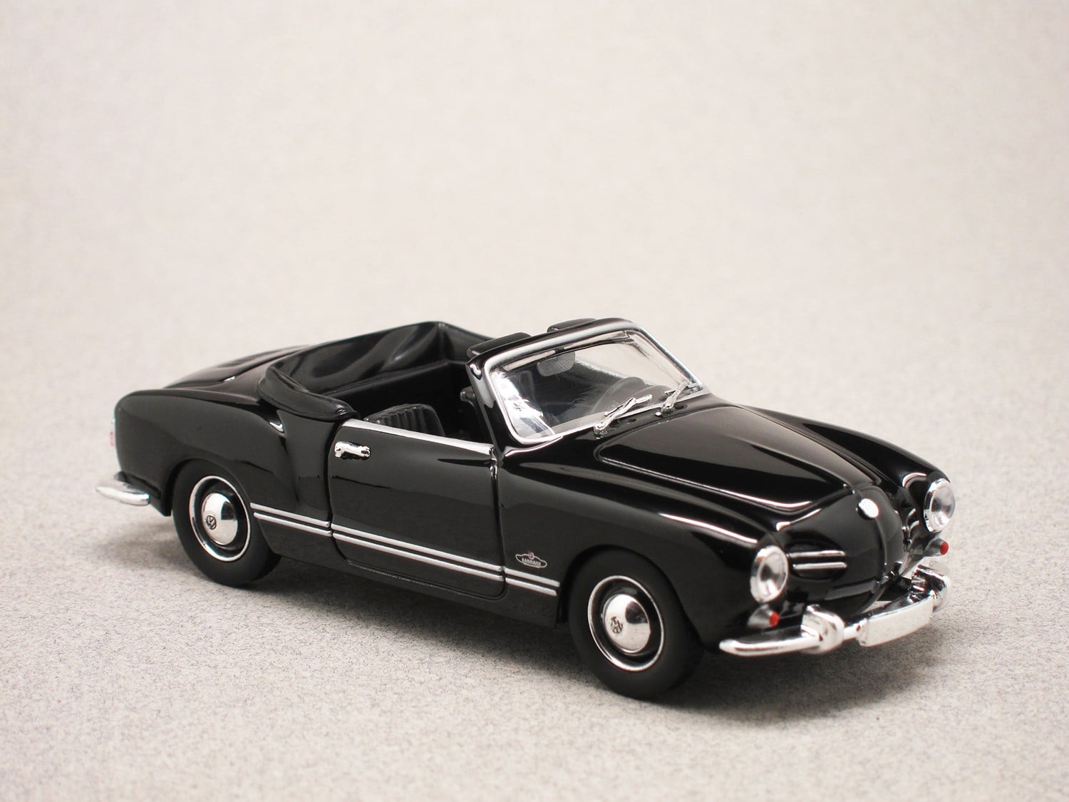 Volkswagen Karmann Ghia Convertible (Maxichamps) 1:43