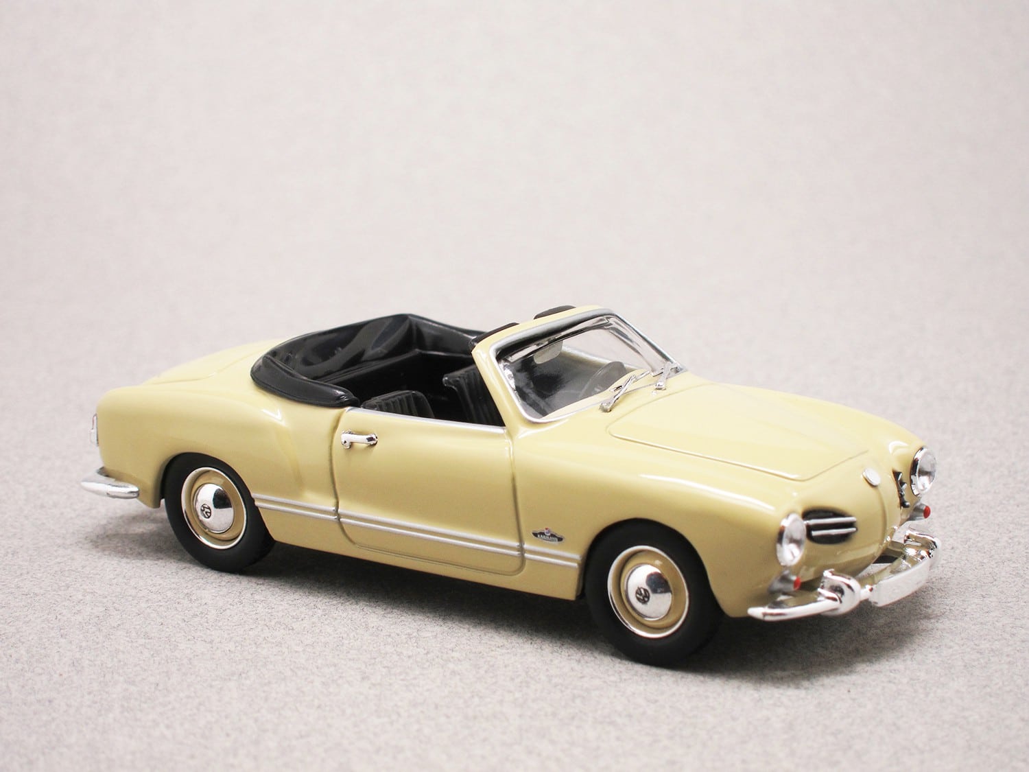 Volkswagen Karmann Ghia Cabriolet (Maxichamps) 1:43