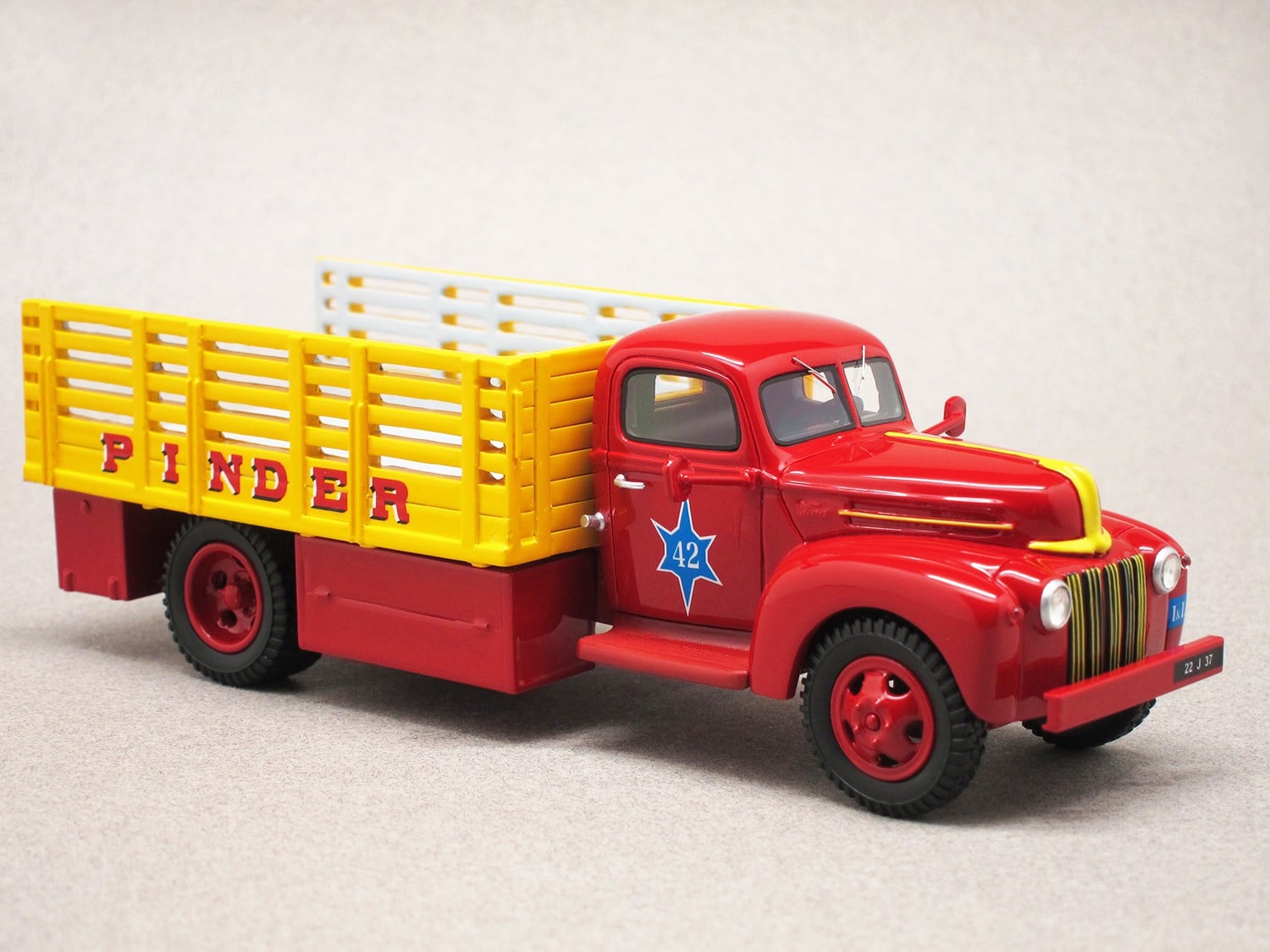 Ford Canada 1947 Pinder Circus (Perfex) 1:43