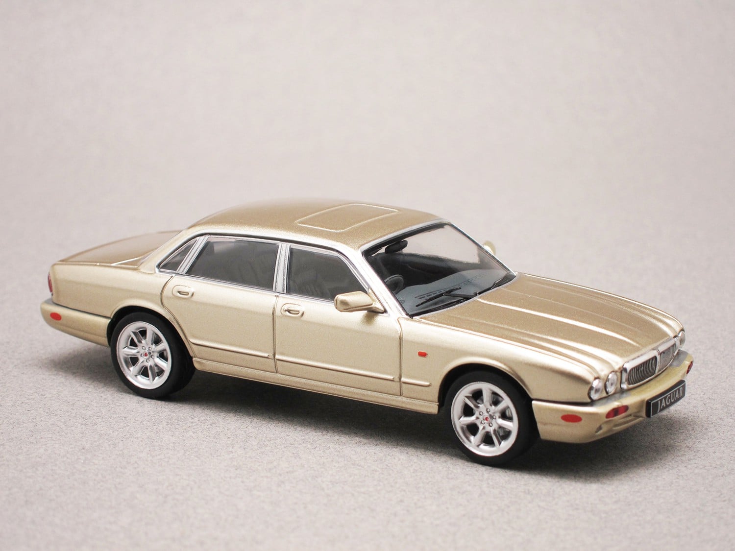 Jaguar XJ8 "X308" (IXO) 1:43