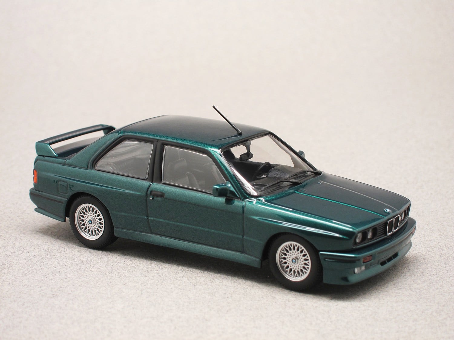 BMW M3 E30 (Maxichamps) 1/43e