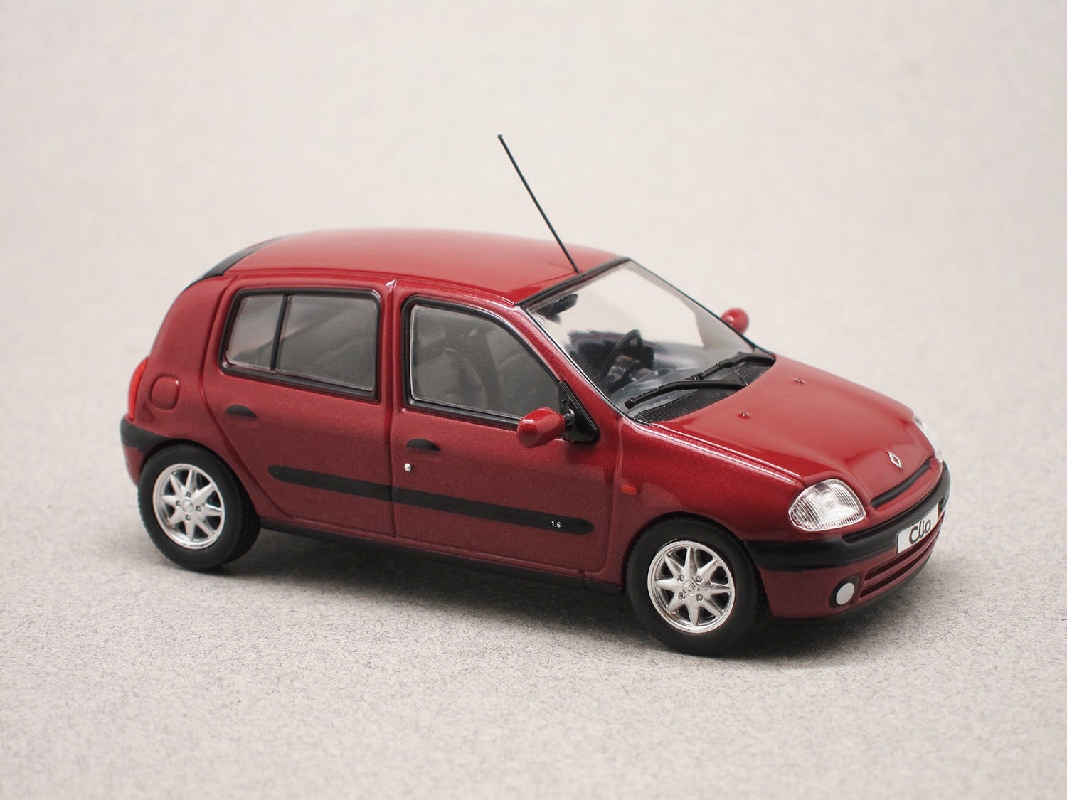 Renault Clio mk2 (Odéon) 1:43