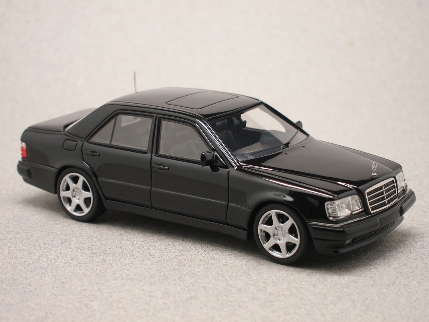 Mercedes W124 E60 AMG (NEO) 1/43e