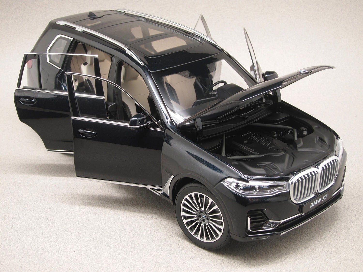 BMW X7 (Kyosho) 1/18e