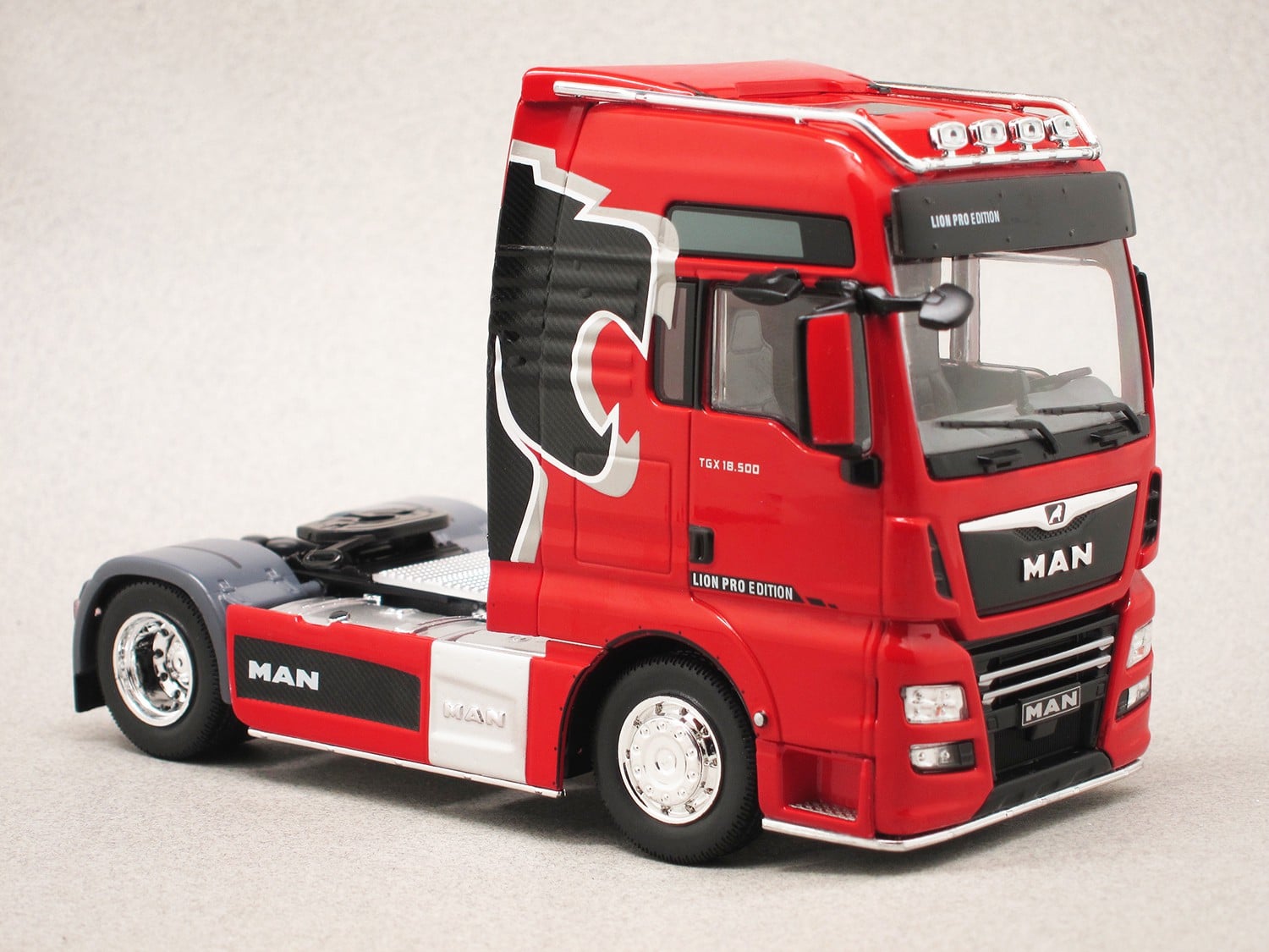 MAN TGX XXL D38 Lion Pro Edition (IXO) 1/43e