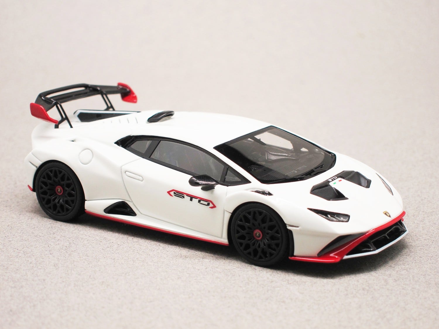 Lamborghini Huracan STO Bianco Monocerus (LookSmart) 1:43