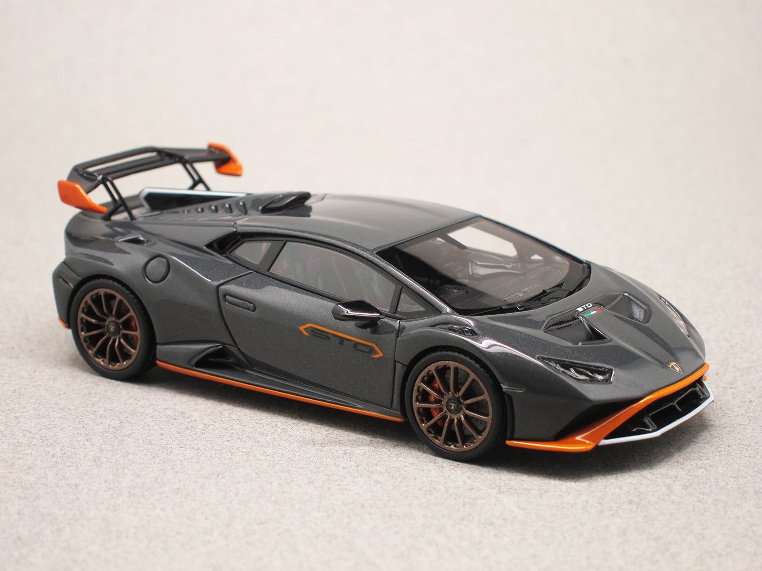 Lamborghini Huracan STO Grigio Telesto (LookSmart) 1:43