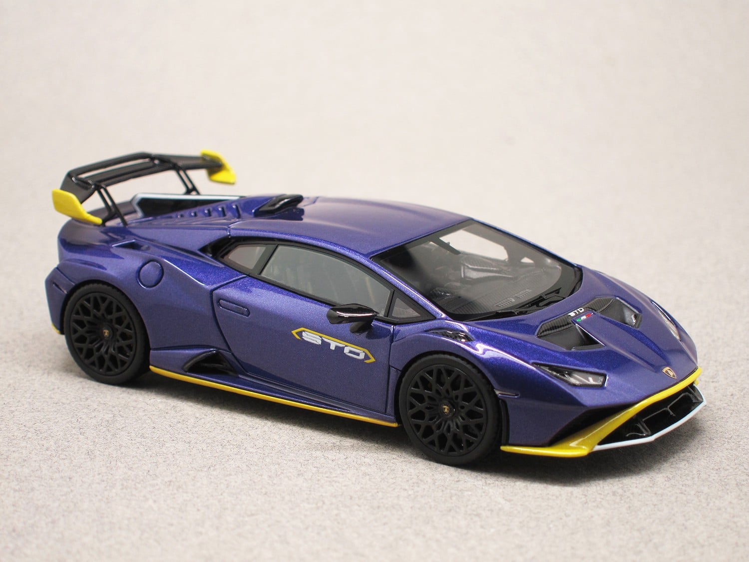 Lamborghini Huracan STO Viola Pasifae (LookSmart) 1/43e