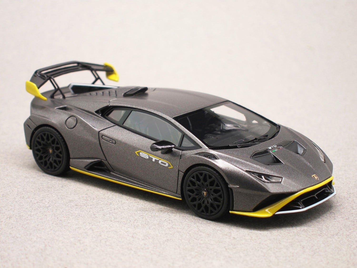 Lamborghini Huracan STO Grigio Titans (LookSmart) 1/43e