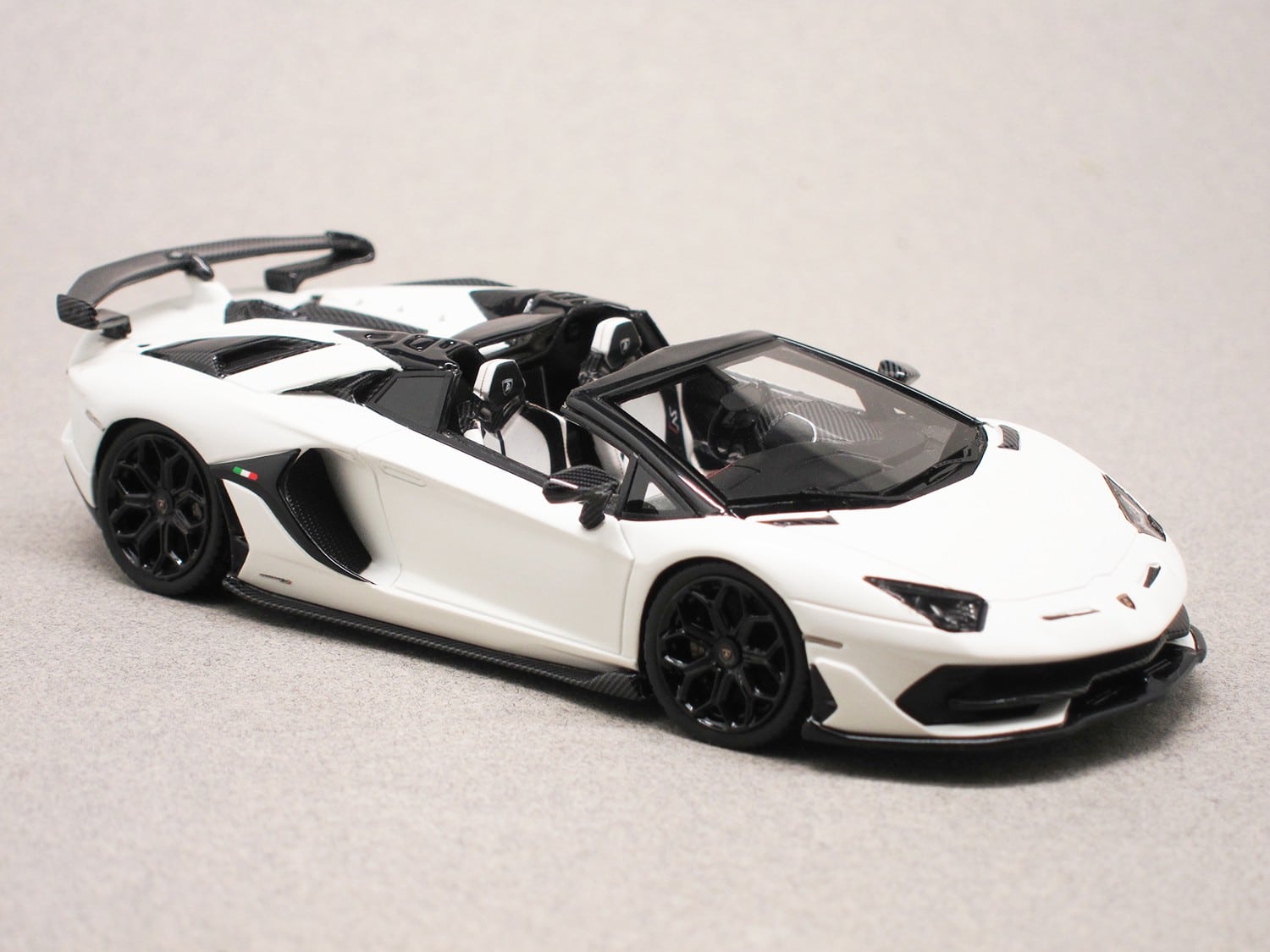 Lamborghini Aventador SVJ Roadster Bianco Phanes (LookSmart) 1:43