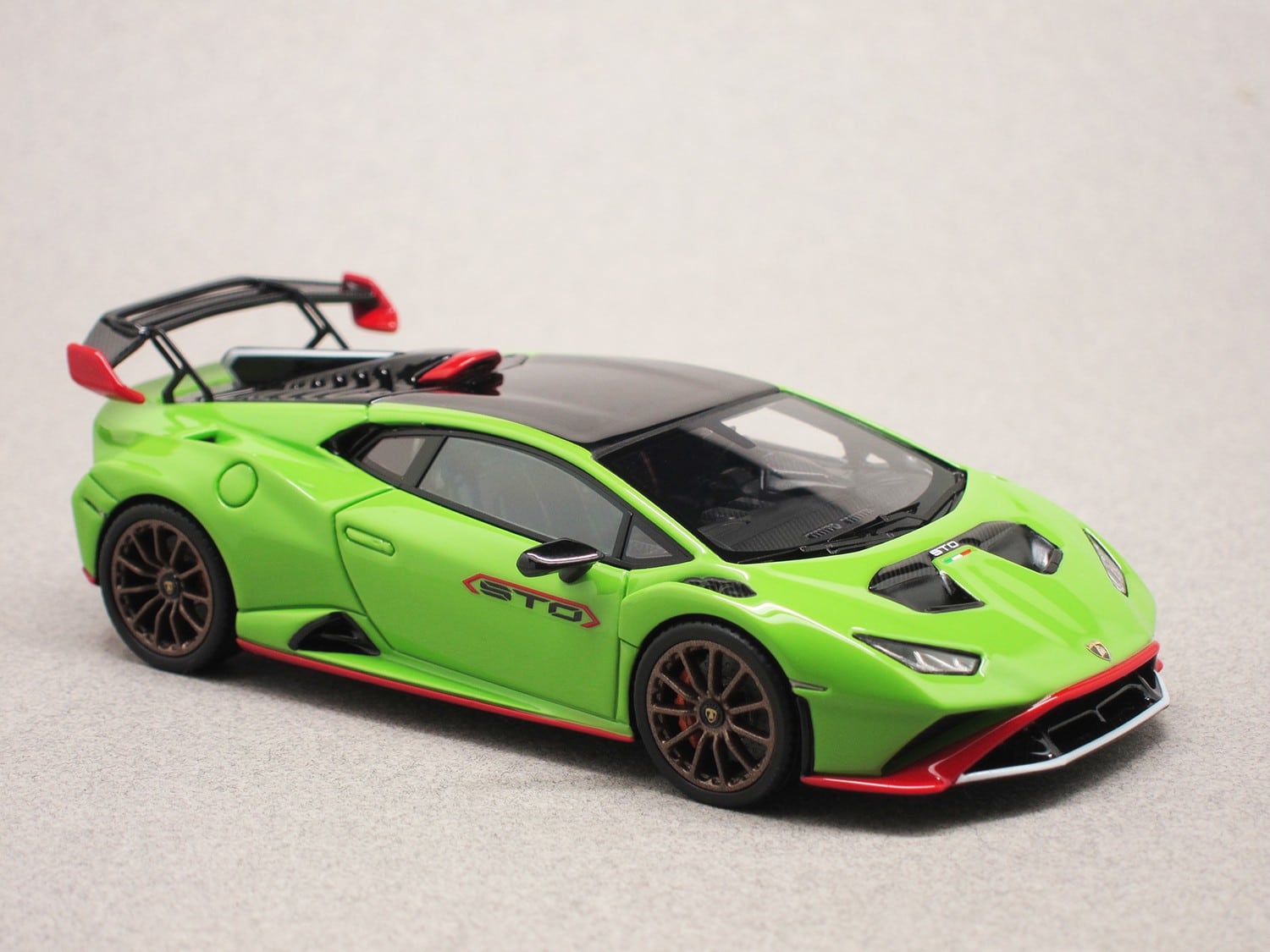 Lamborghini Huracan STO Verde Aries (LookSmart) 1:43