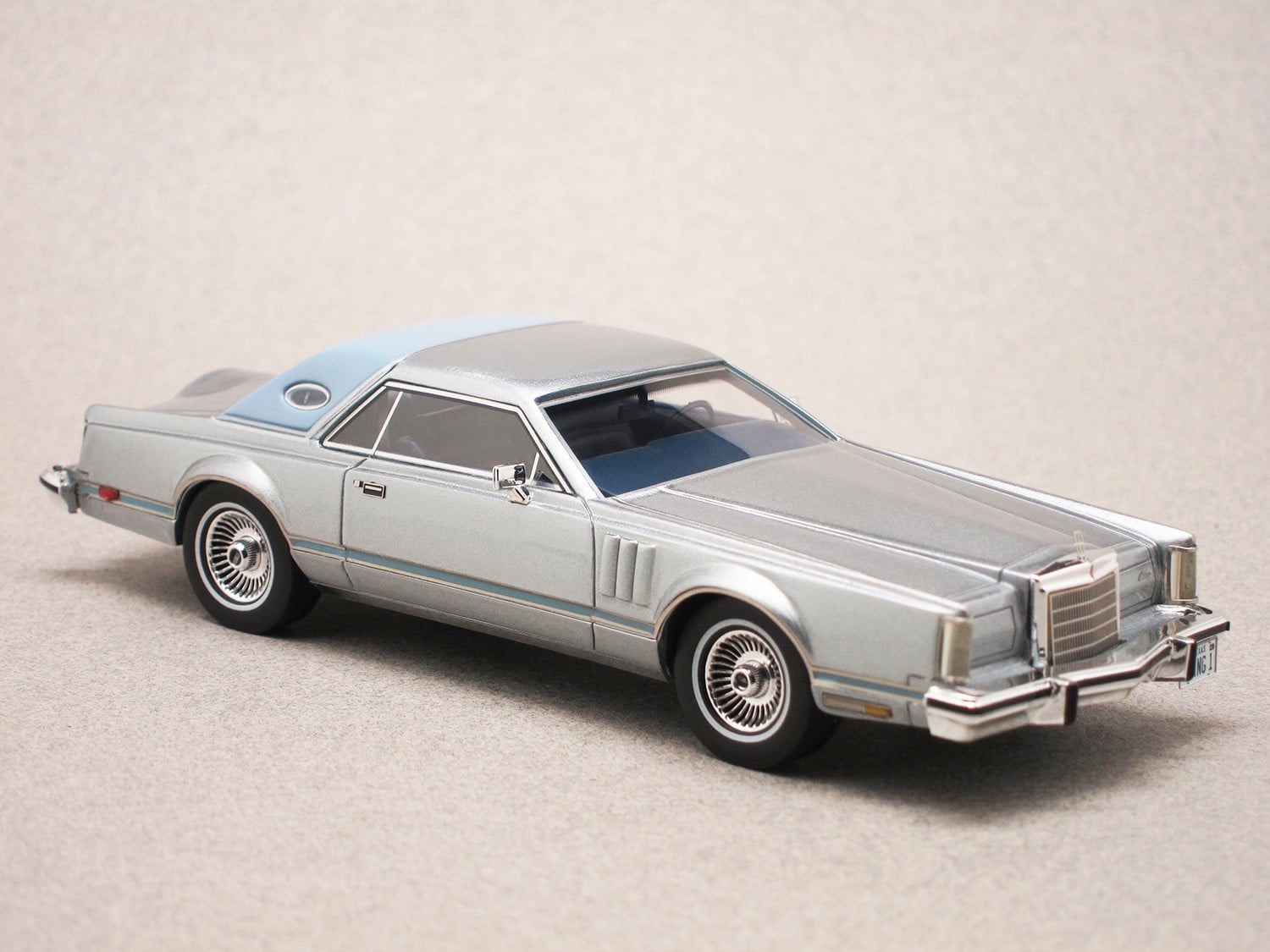 Lincoln Continental Mark V (NEO) 1:43