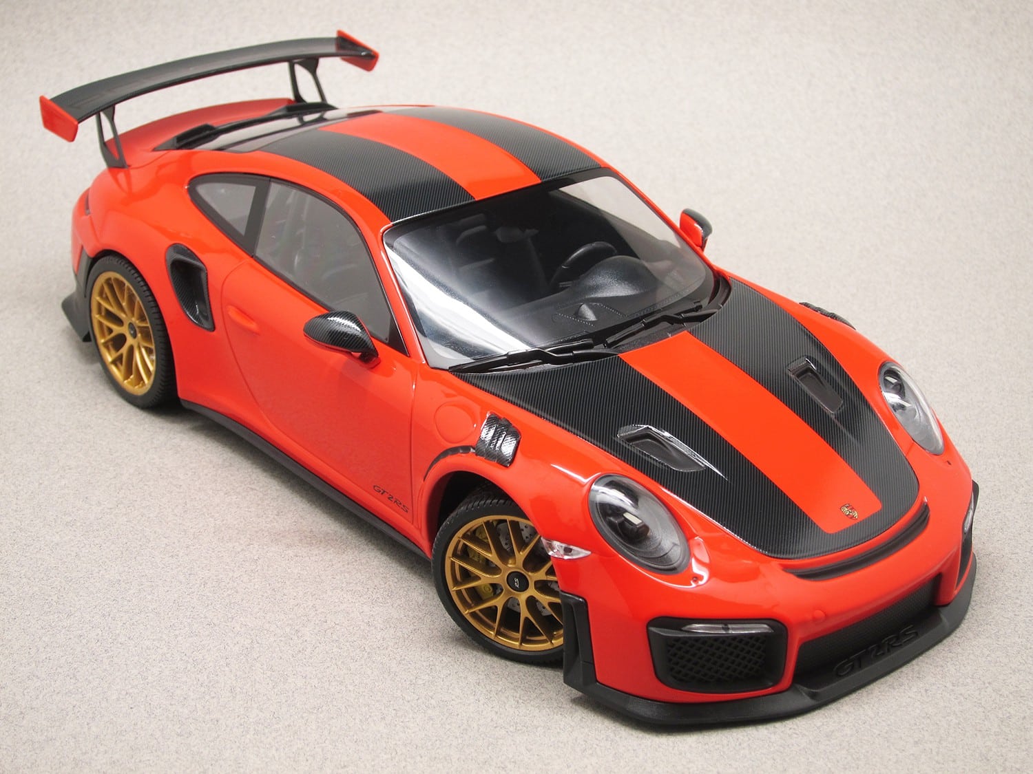 Porsche 911 GT2 RS 991.2 (Minichamps) 1/18e