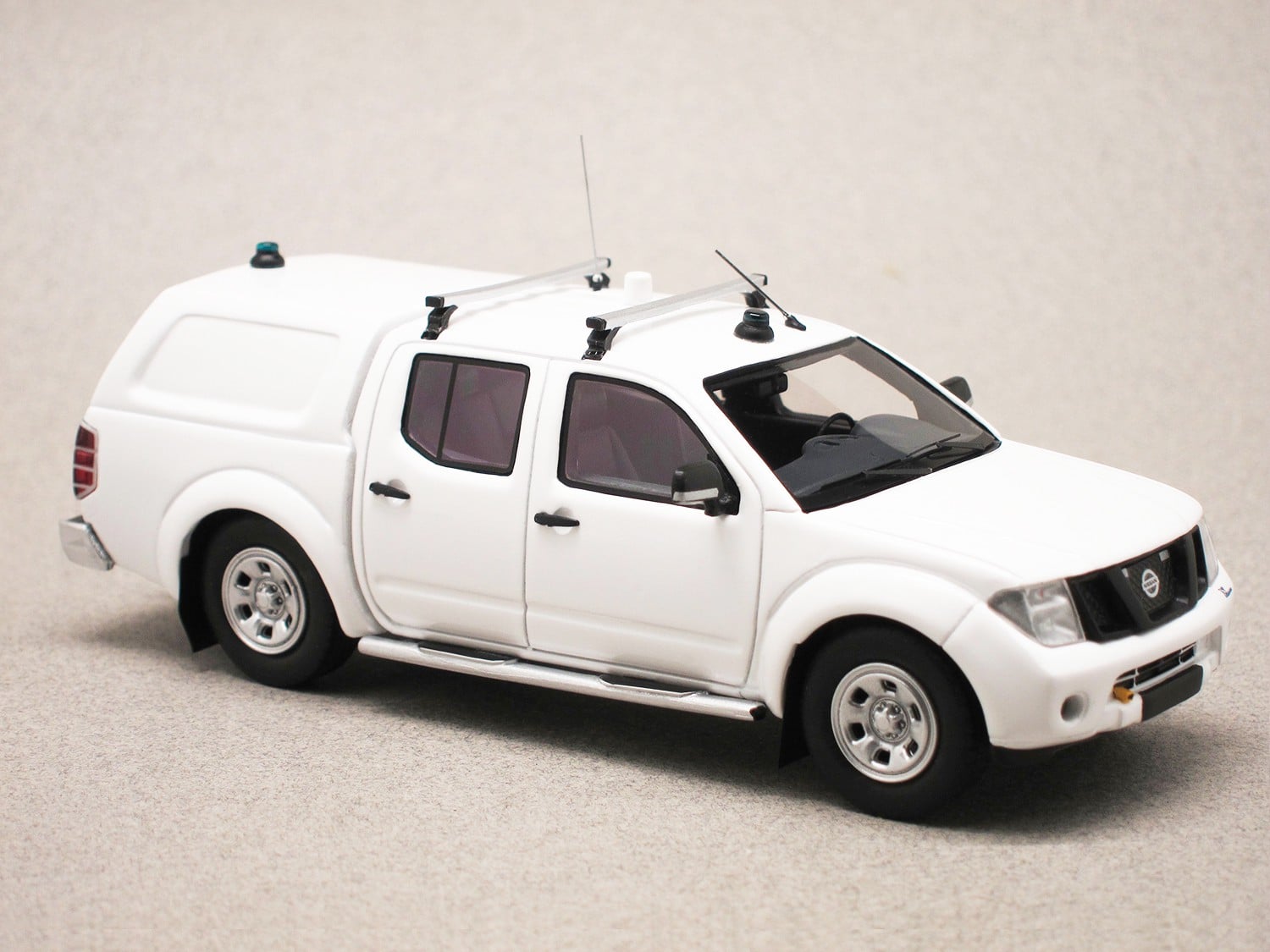 Nissan Navara D40 avec décalcomanies (Alarme) 1/43e