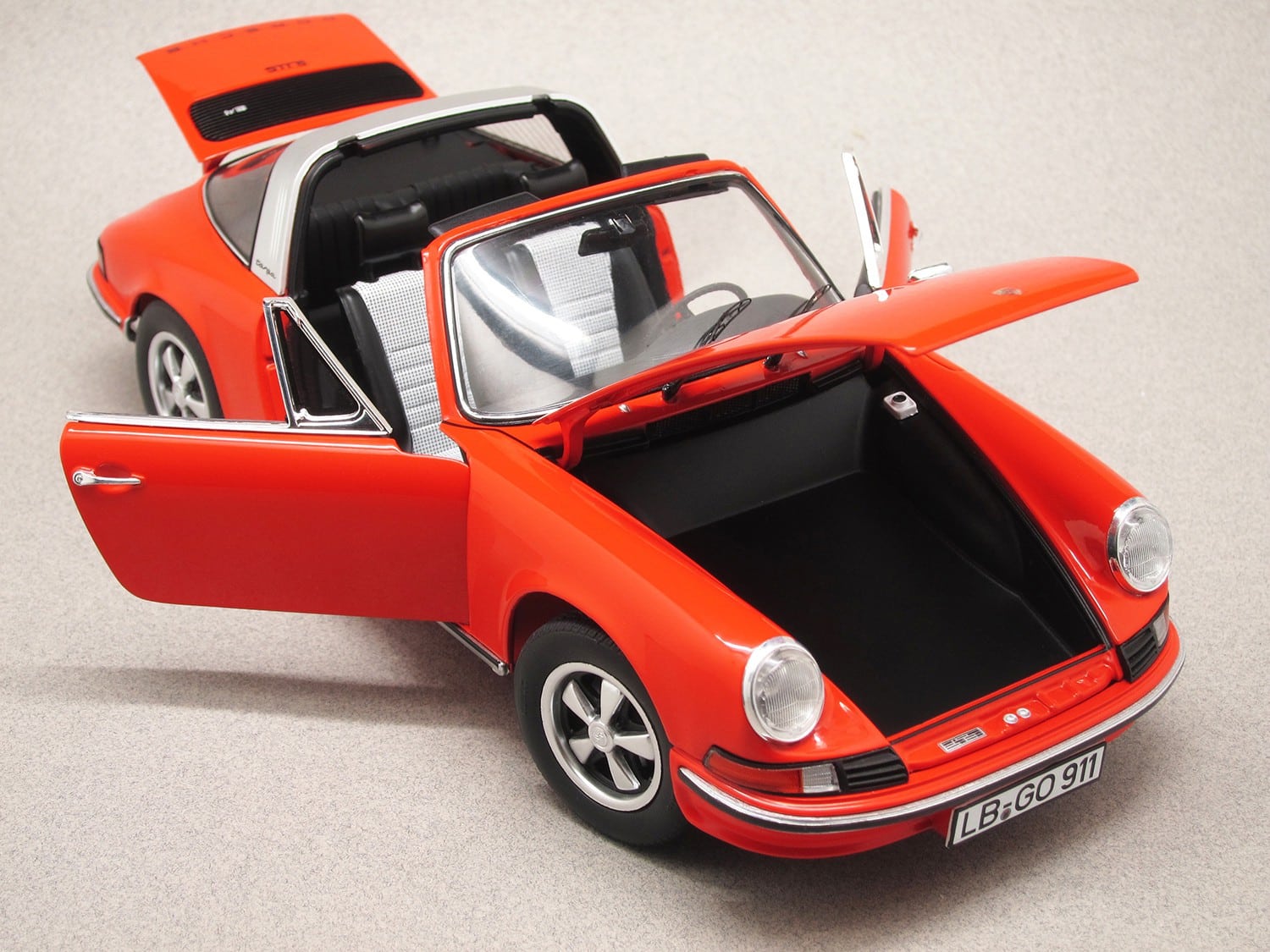 Porsche 911 S Targa (Schuco) 1/18e