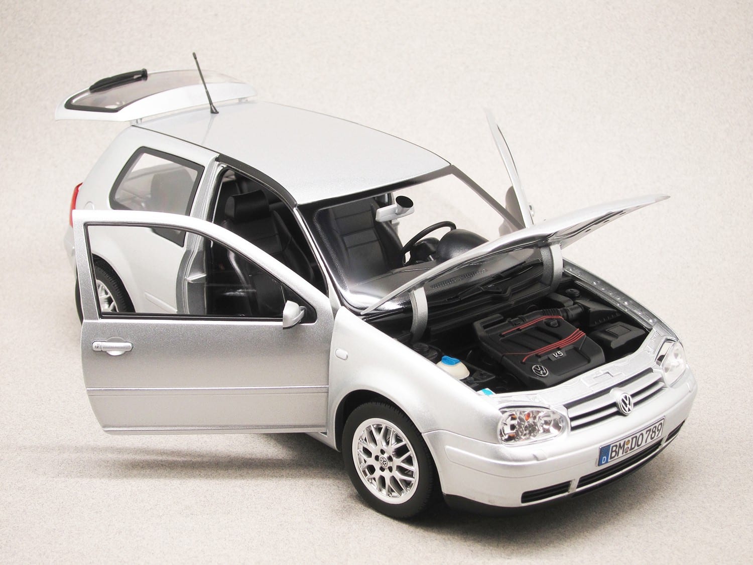 Volkswagen Golf IV GTI (Norev) 1/18e - Minicarweb