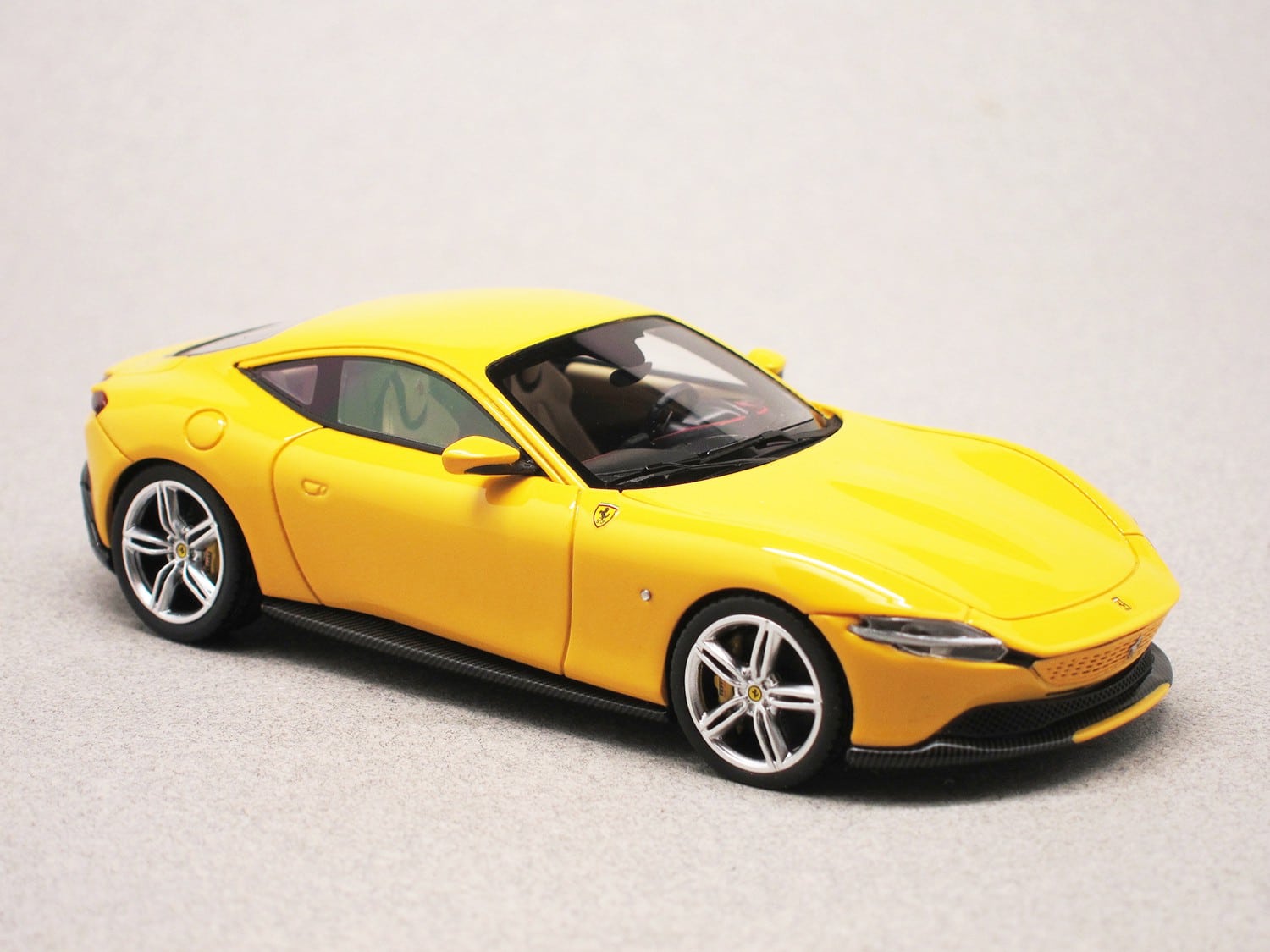 Ferrari Roma Giallo Modena (LookSmart) 1/43e