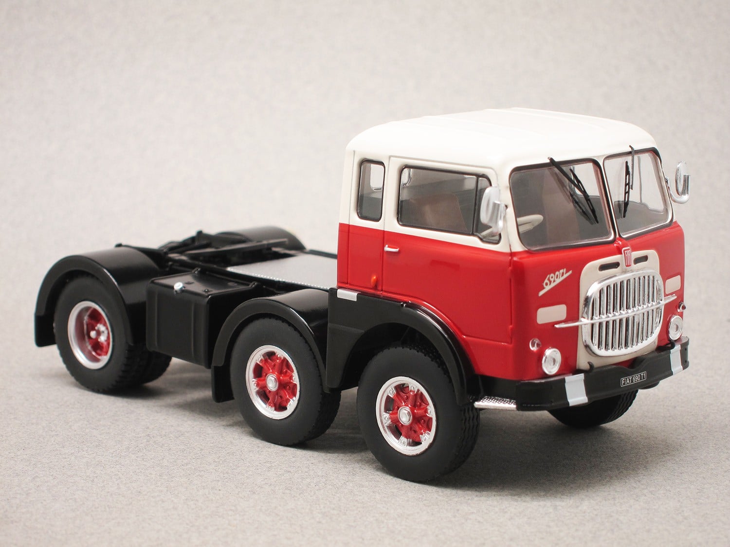 Fiat 690 T1 (IXO) 1/43e