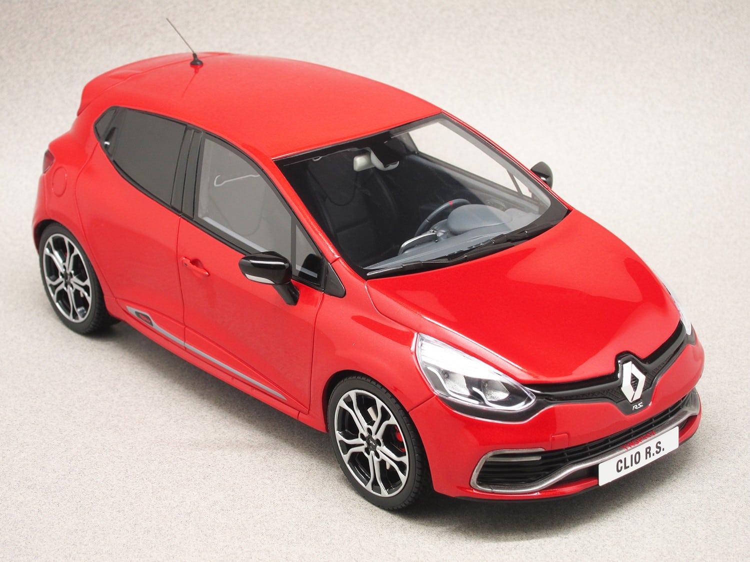 Renault Clio 4 RS 2018 en horloge miniature sur socle 07