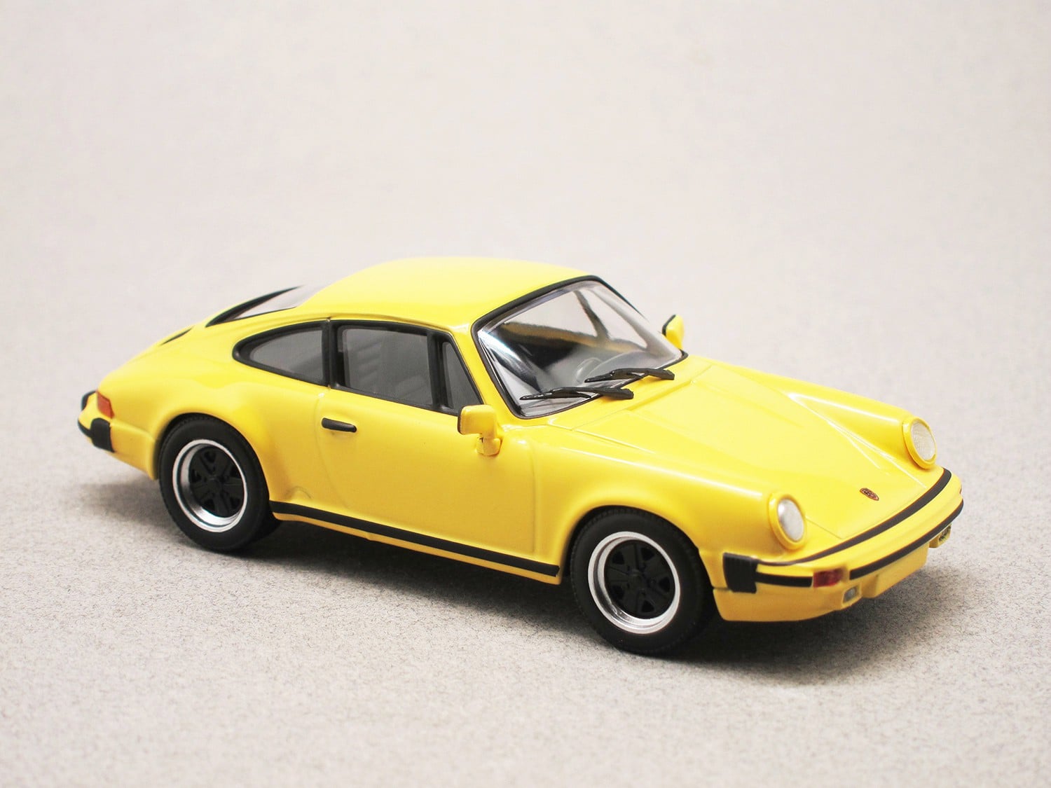 Porsche 911 SC (Maxichamps) 1/43e