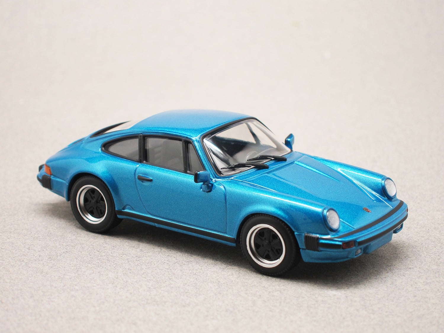 Porsche 911 SC (Maxichamps) 1:43