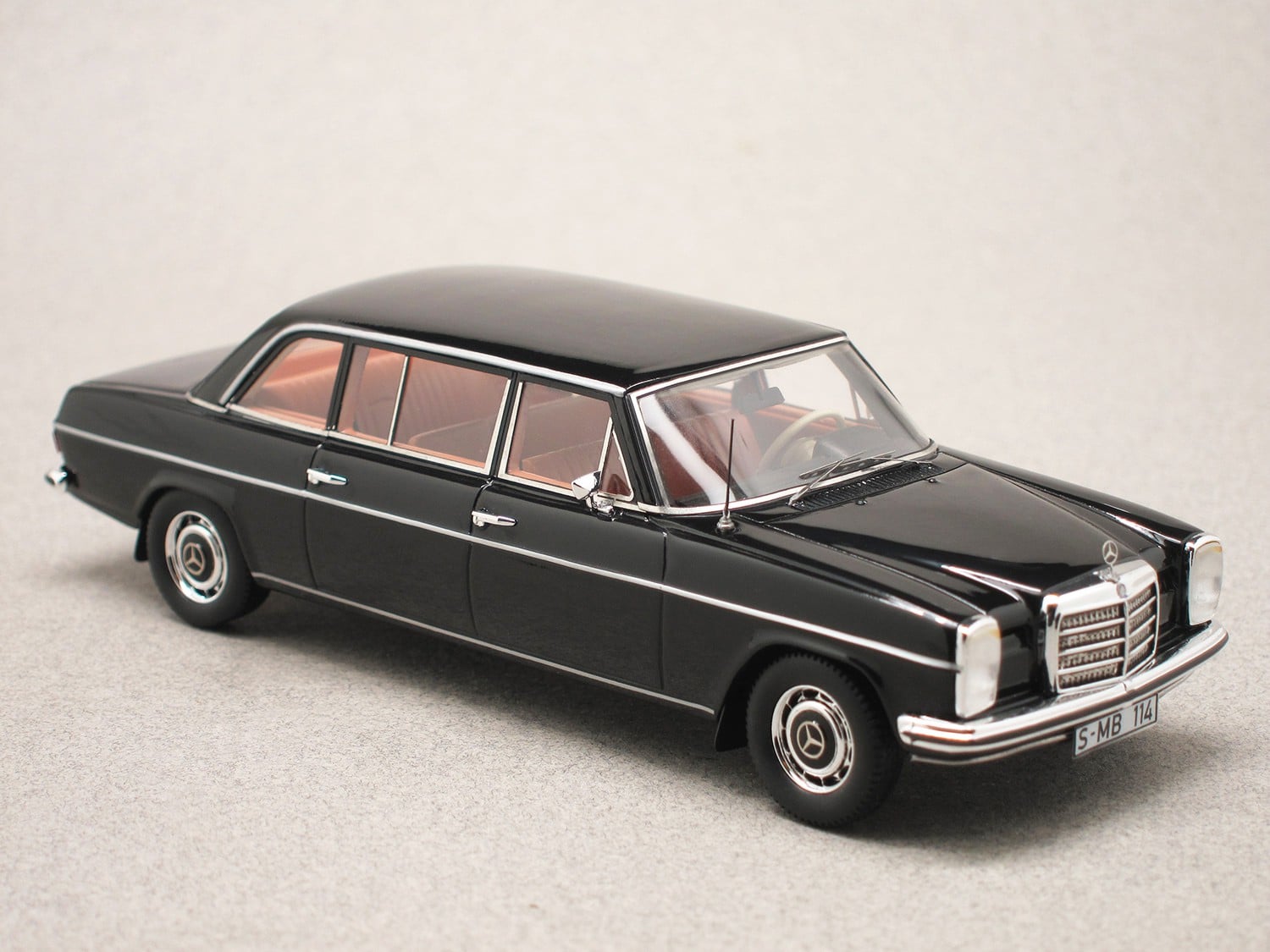 Mercedes W114 230 LWB (Matrix) 1/43e