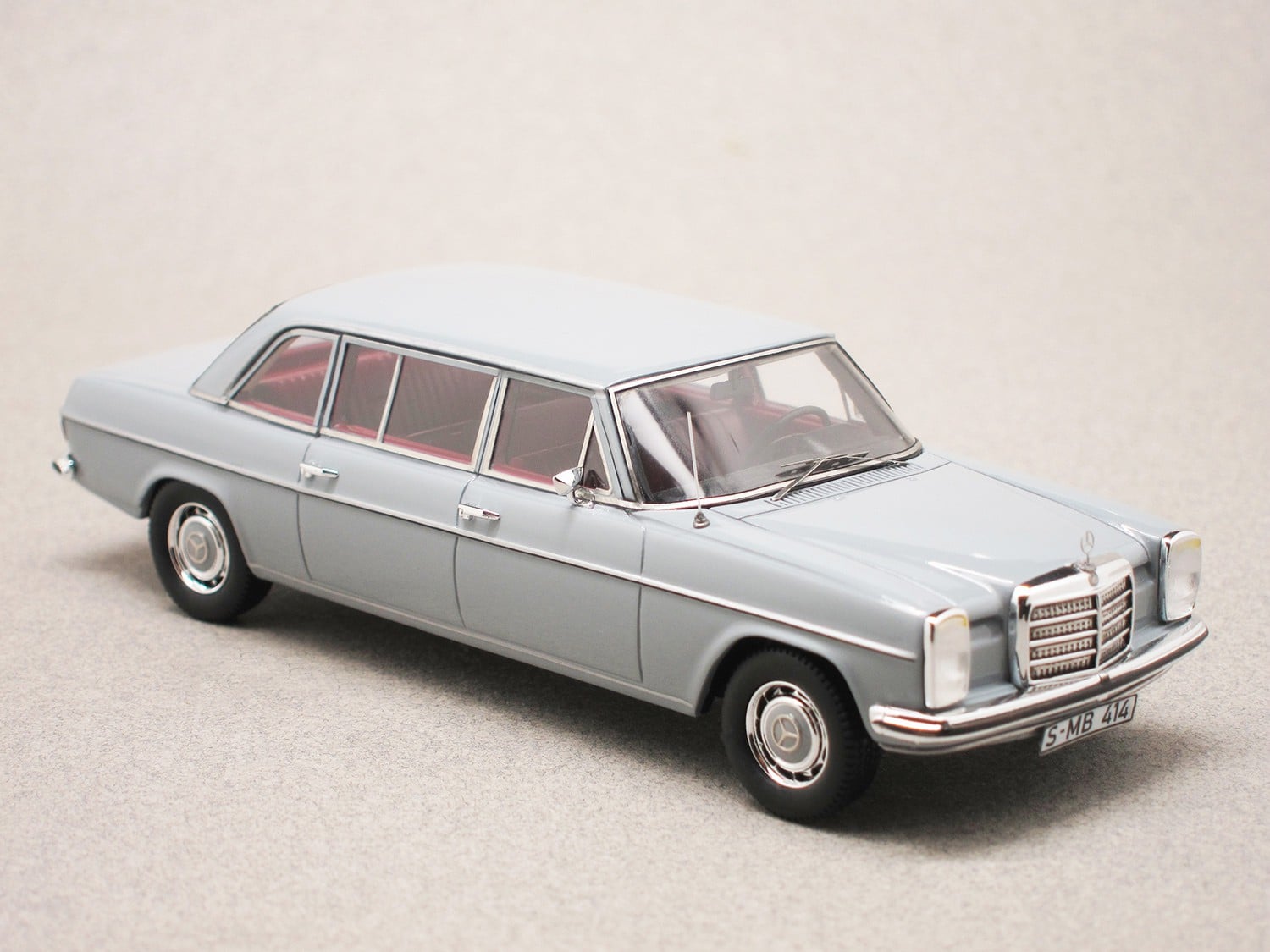Mercedes W114 230 LWB (Matrix) 1/43e