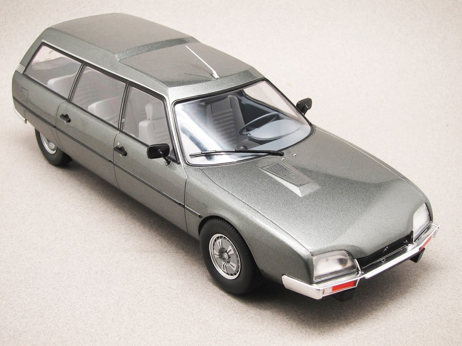 Citroën CX estate (MCG) 1:18