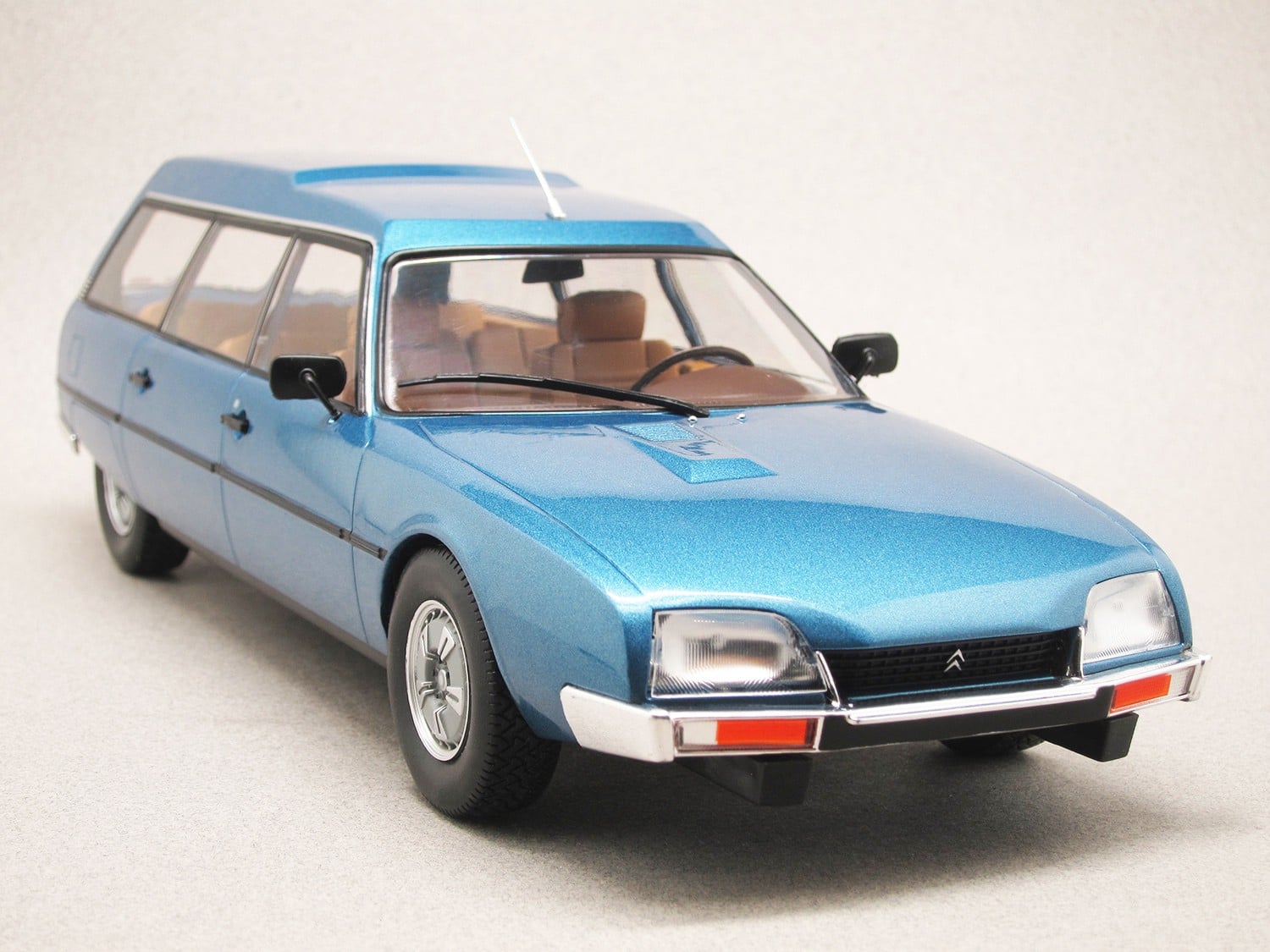 Citroen CX Break grau MCG 1:18 | Model Car World