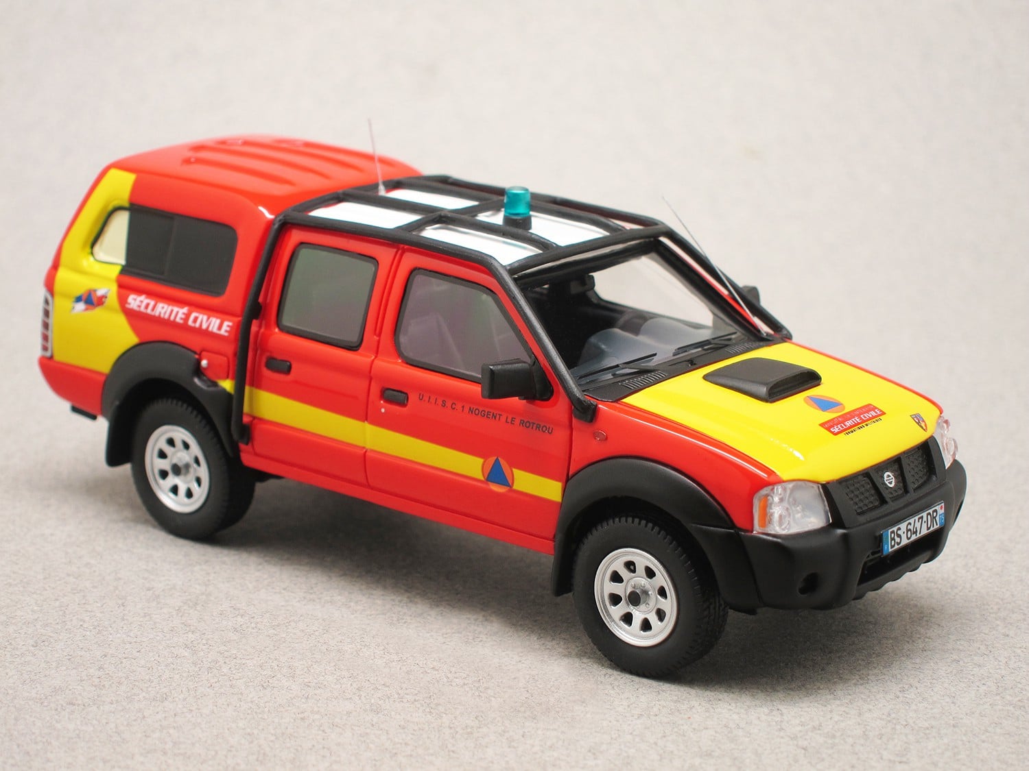 Nissan NP300 Sécurité Civile (Alarme) 1:43