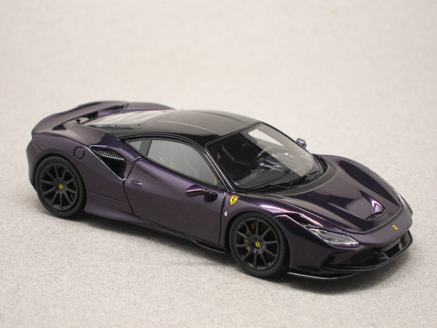 Ferrari F8 Tributo Viola Hong Kong (LookSmart) 1/43e