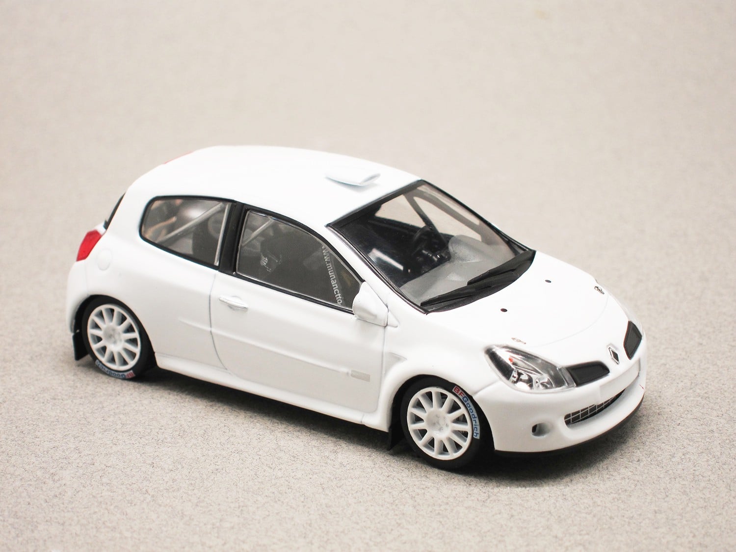 Renault Clio R3 (IXO) 1:43