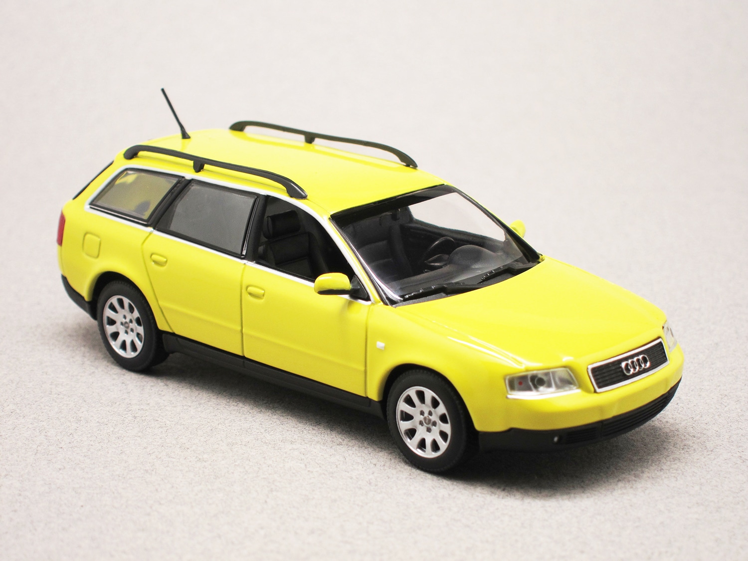 Audi Avant C5 1997 jaune (Maxichamps) 1/43e