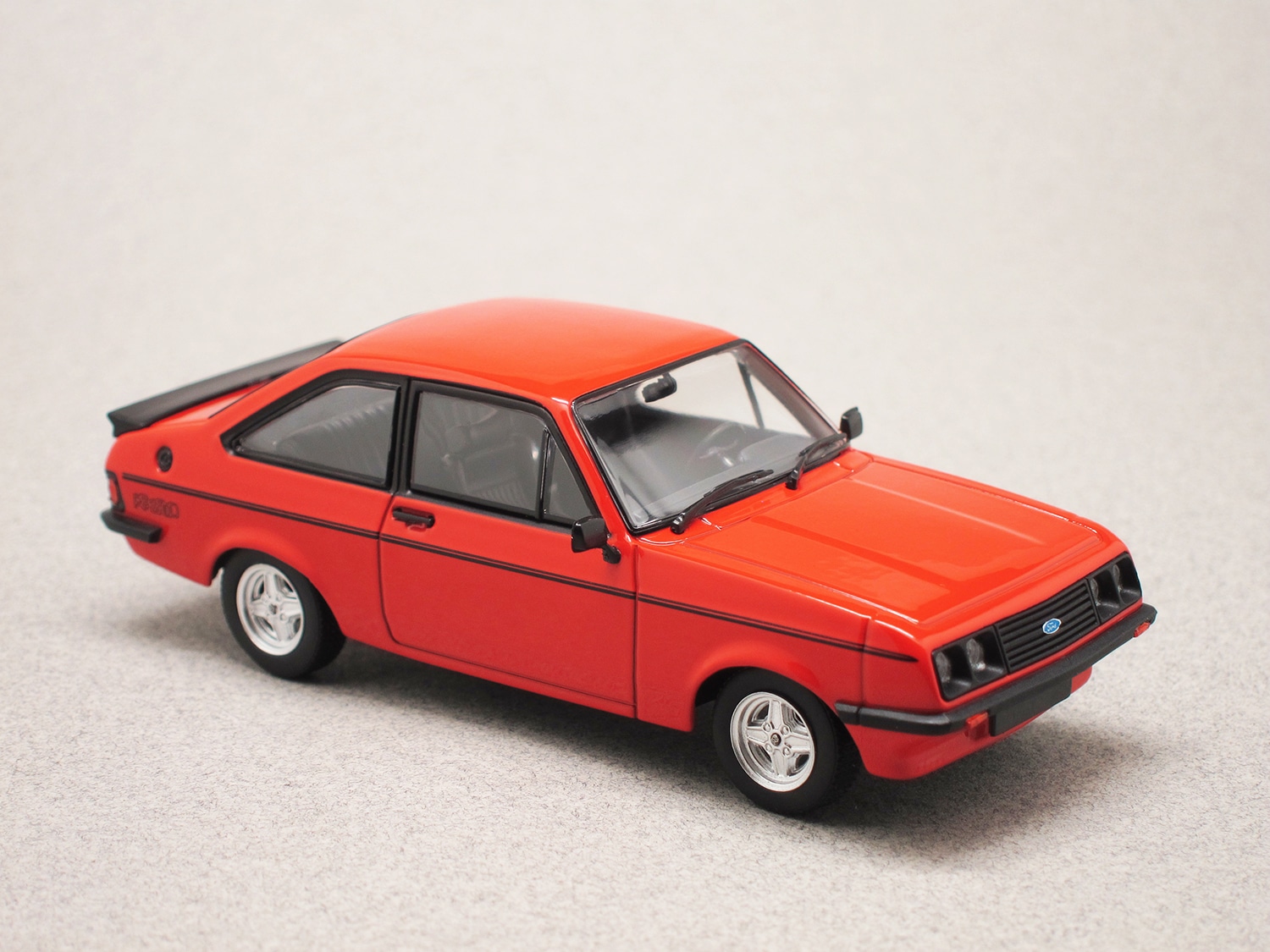 Ford Escort RS 2000 rouge (Maxichamps) 1/43e