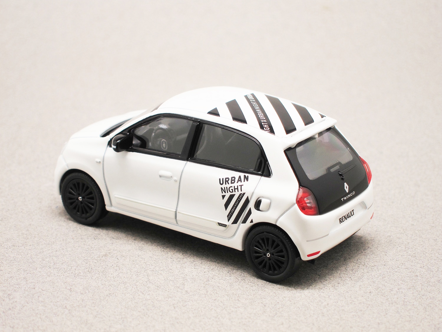 Amazon.co.jp: ノレブ 1/43 ルノー トゥインゴ Urban Night 2021
