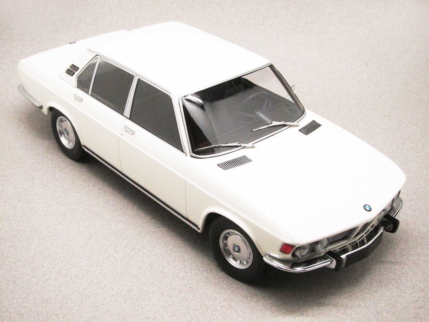 BMW 2500 blanche (Minichamps) 1/18e
