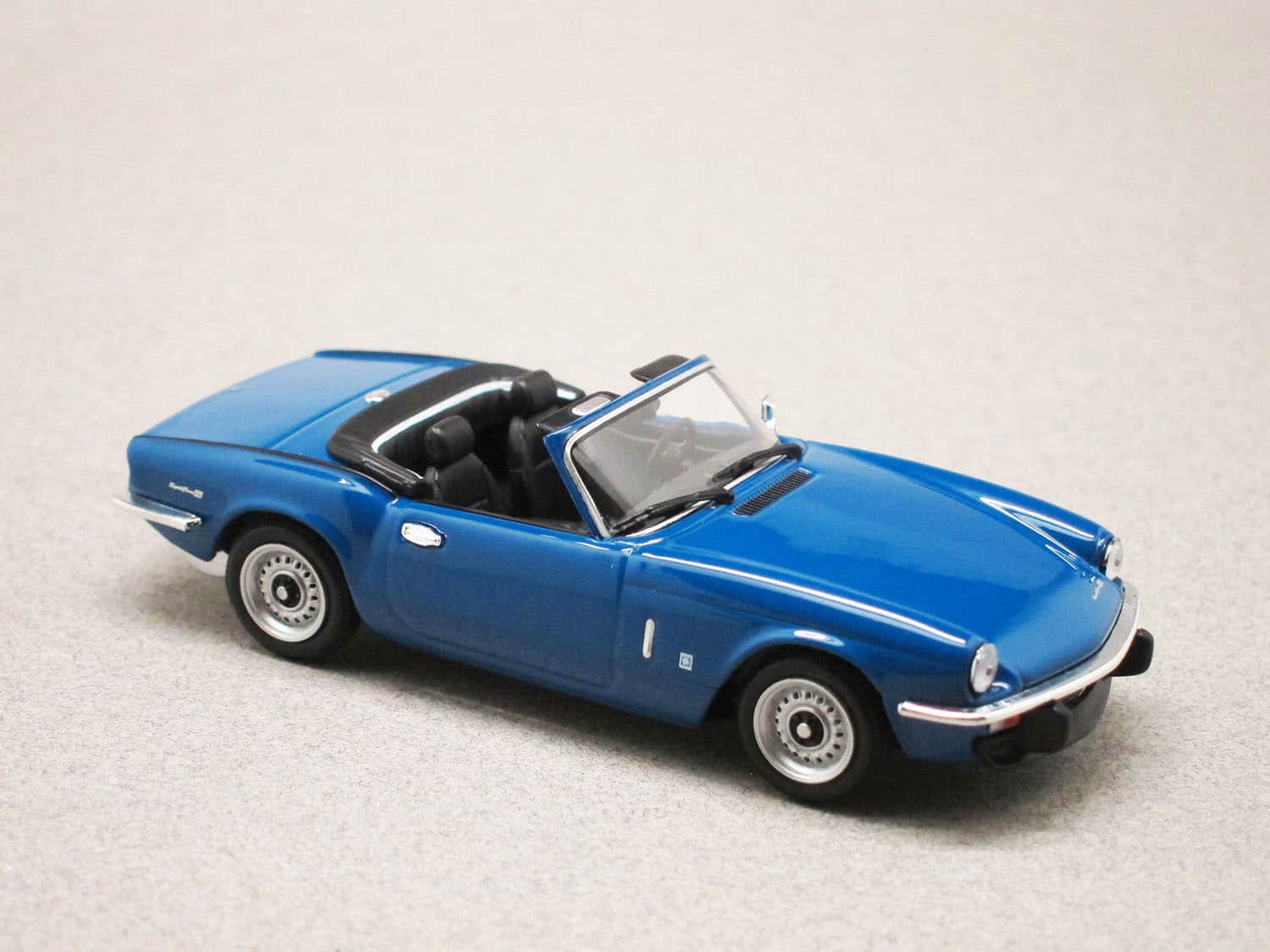 Triumph Spitfire MKIV bleue (Maxichamps) 1/43e