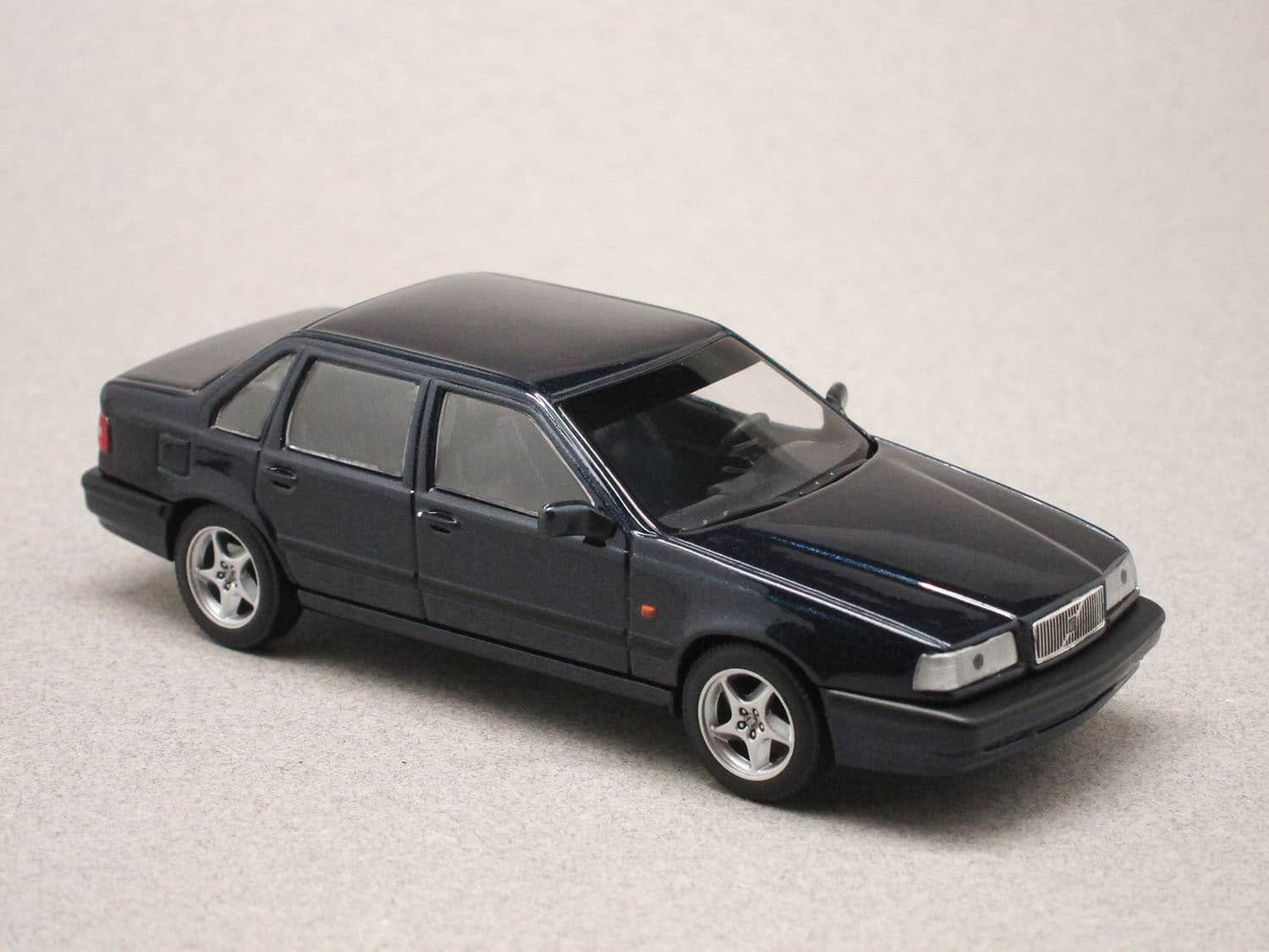 Volvo 850 bleu foncé (Maxichamps) 1/43e