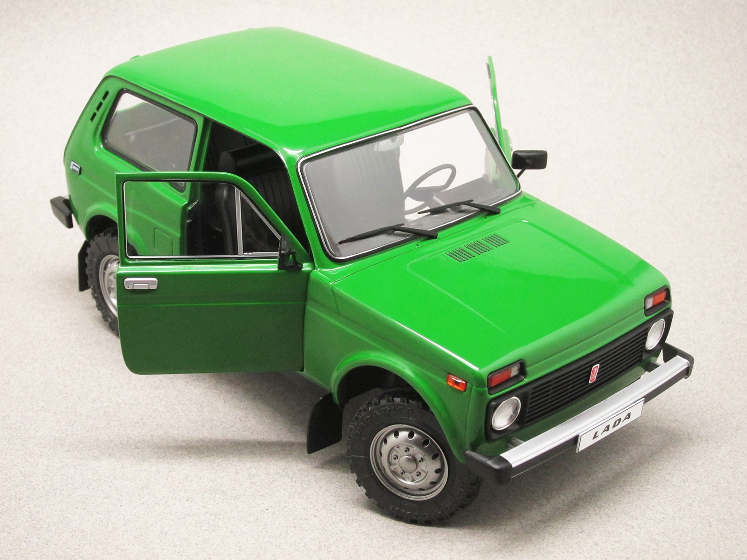 Lada Niva vert (Solido) 1/18e