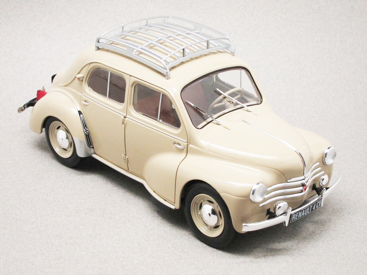 Renault 4CV beige (Solido) 1:18 - Minicarweb