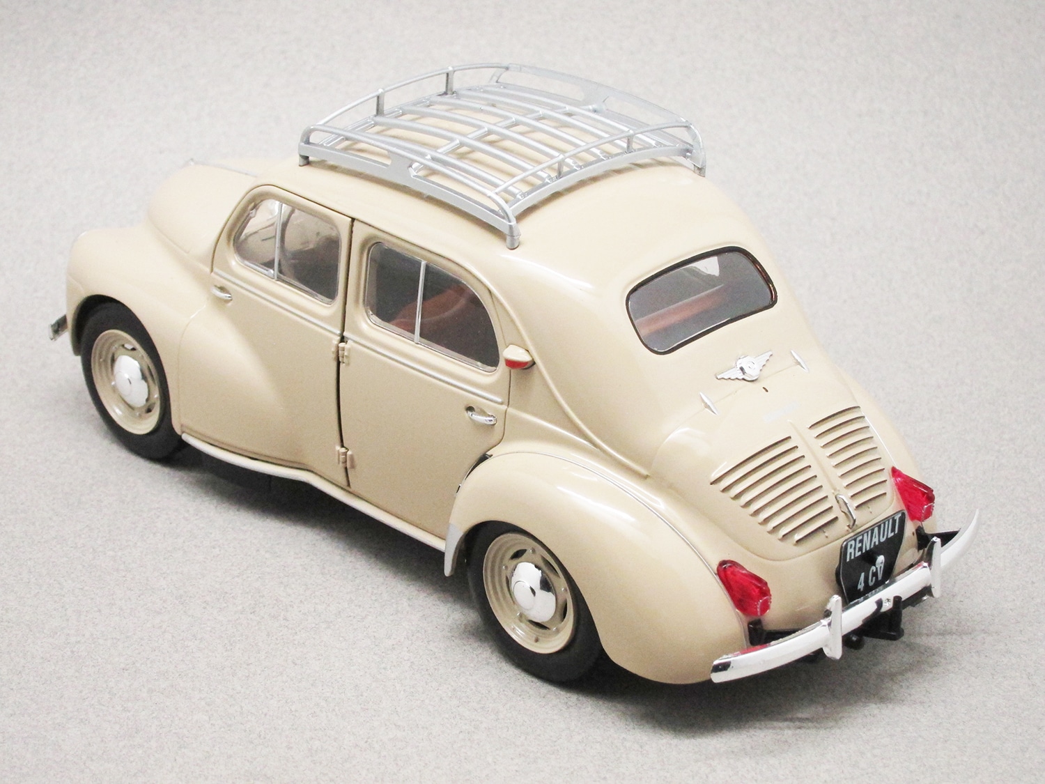 File:Renault 4CV (1955) in 1-18 scale by Solido in their Prestige series  (15264509698).jpg - Wikimedia Commons