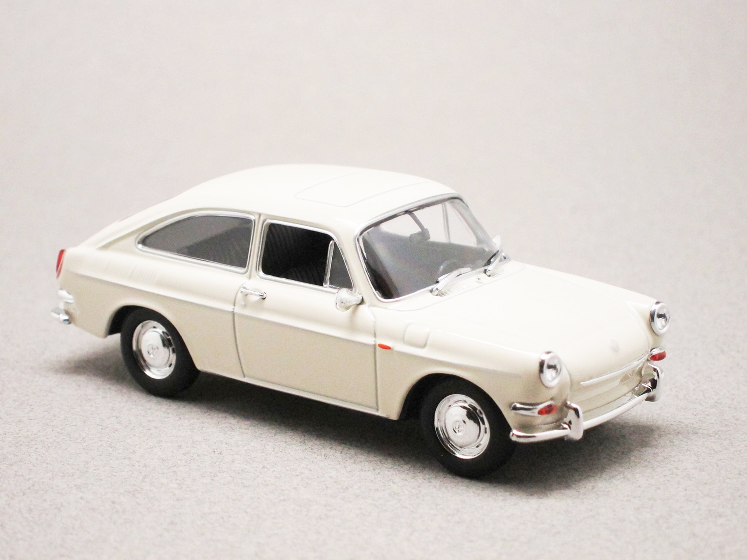 Volkswagen 1600 TL crème (Maxichamps) 1/43e