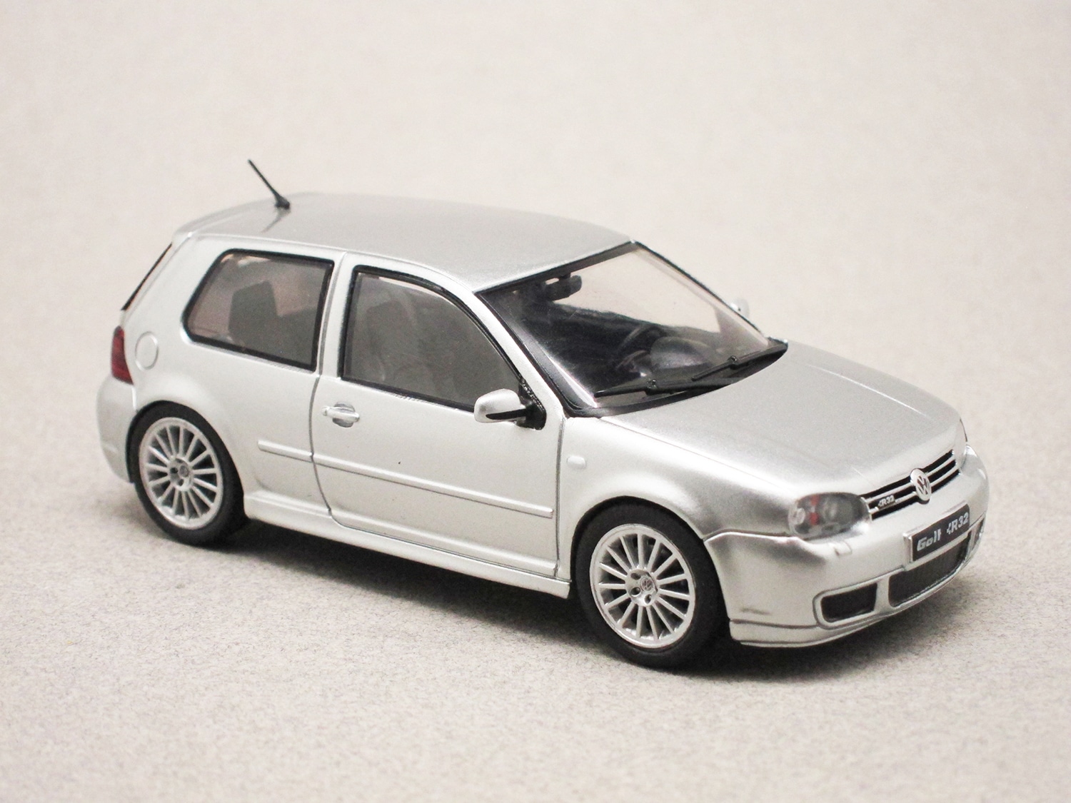 Volkswagen Golf IV R32 gris argent (Solido) 1/43e - Minicarweb