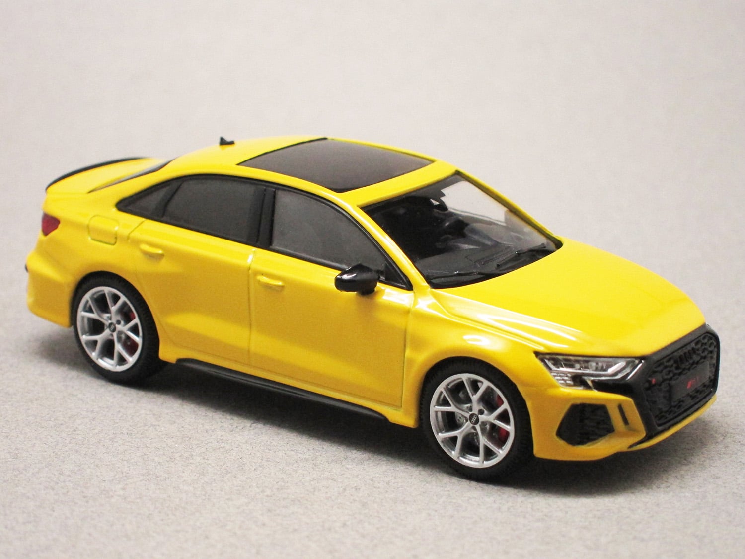 Audi RS3 sedan 2022 bleue (IXO) 1/43e - Minicarweb