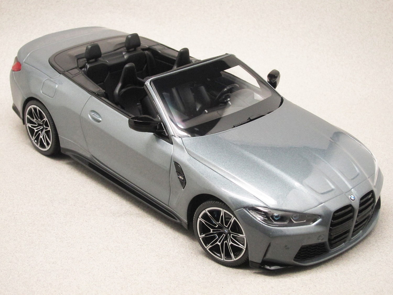 BMW M4 Competition Cabriolet G82 grise (Minichamps) 1/18e