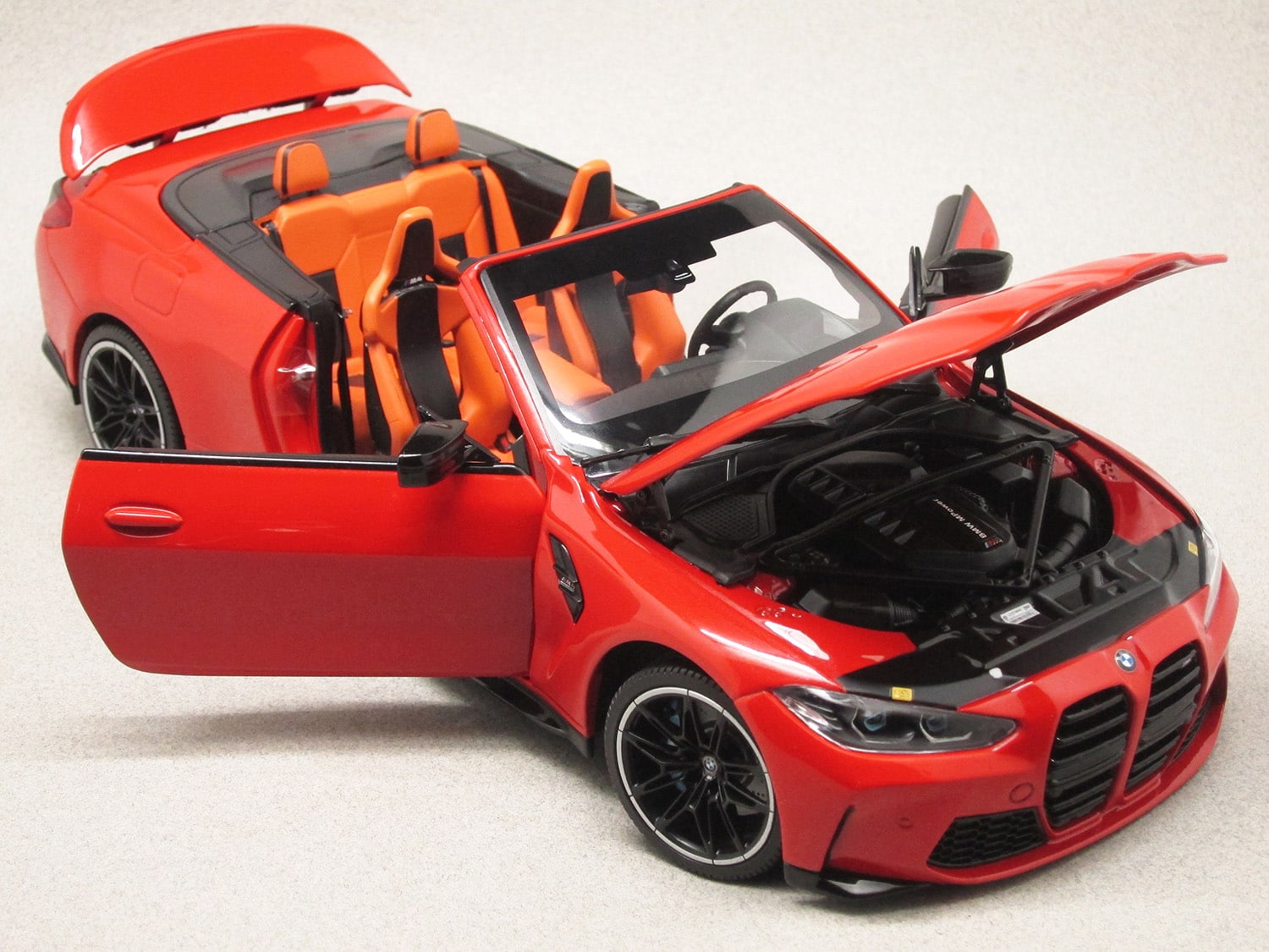 BMW M4 Competition Cabriolet G82 rouge vif (Minichamps) 1/18e