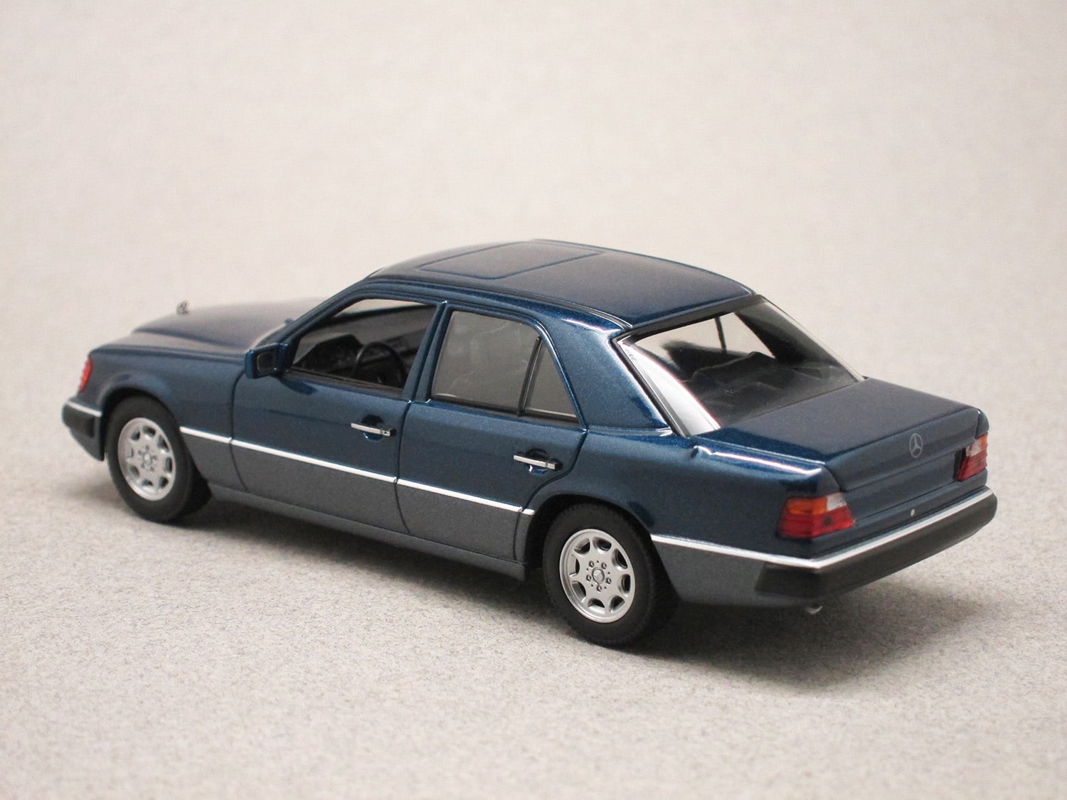 Mercedes W124 blue (Maxichamps) 1:43 - Minicarweb