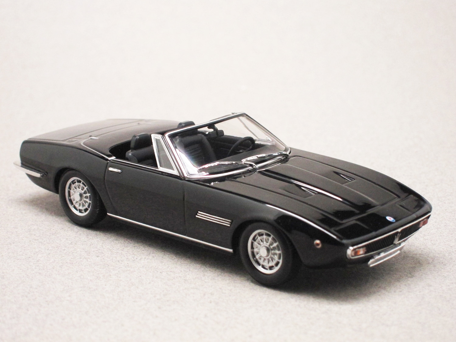 Maserati Ghibli Spider noire (Maxichamps) 1/43e