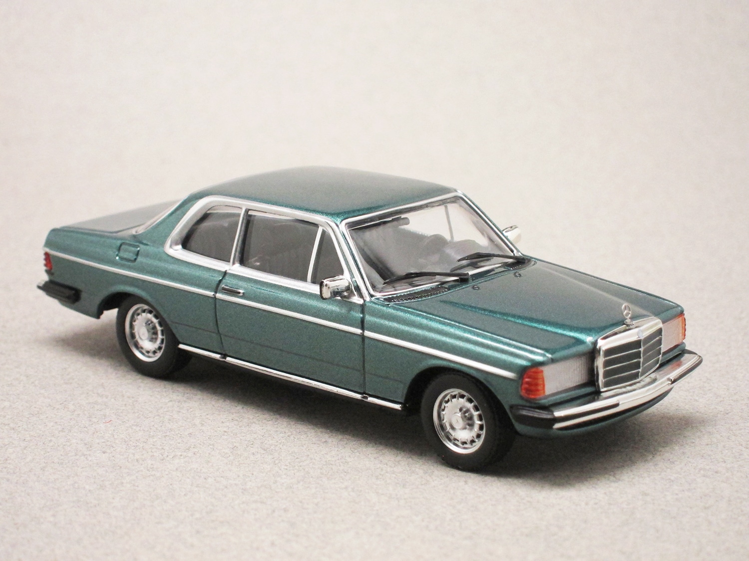 Mercedes 230 CE W123 bleue (Maxichamps) 1/43e