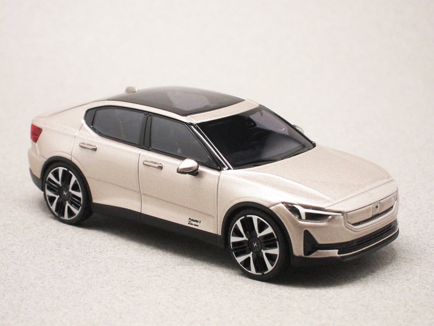 Polestar 2 restylée 2023 beige metal (Norev) 1/43e